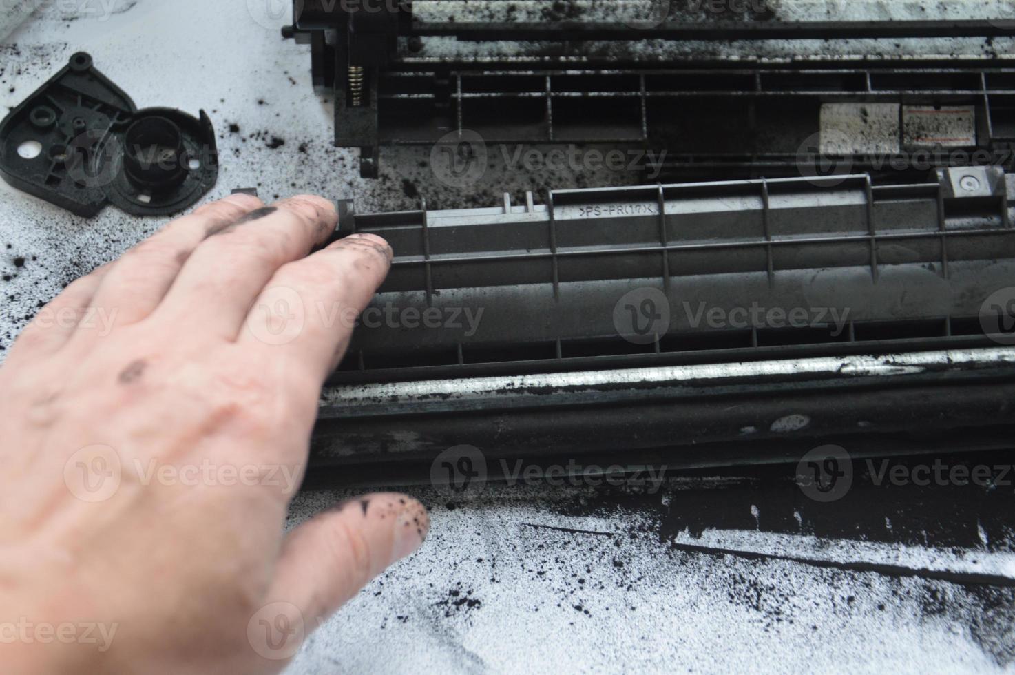 carregando o cartucho da impressora a laser com pó de toner foto