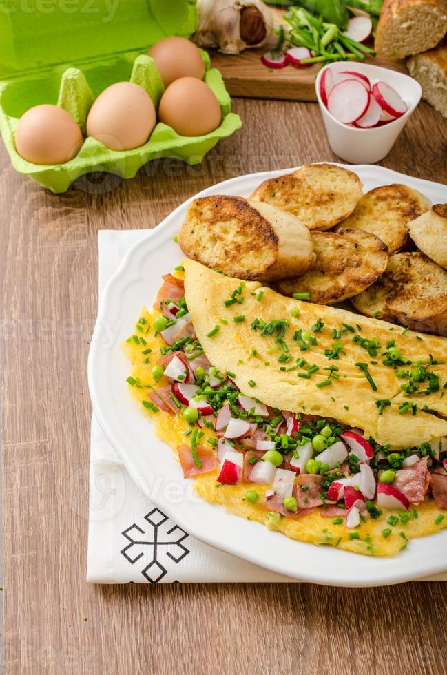 omelete com legumes da primavera e bacon foto