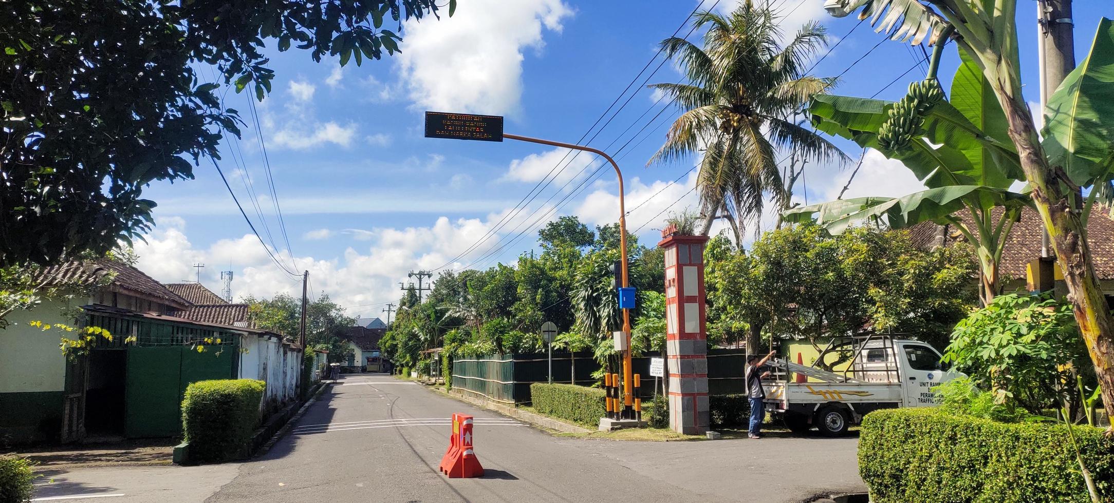 magelang, 2022. instalação de sinais de trânsito na bifurcação da estrada foto