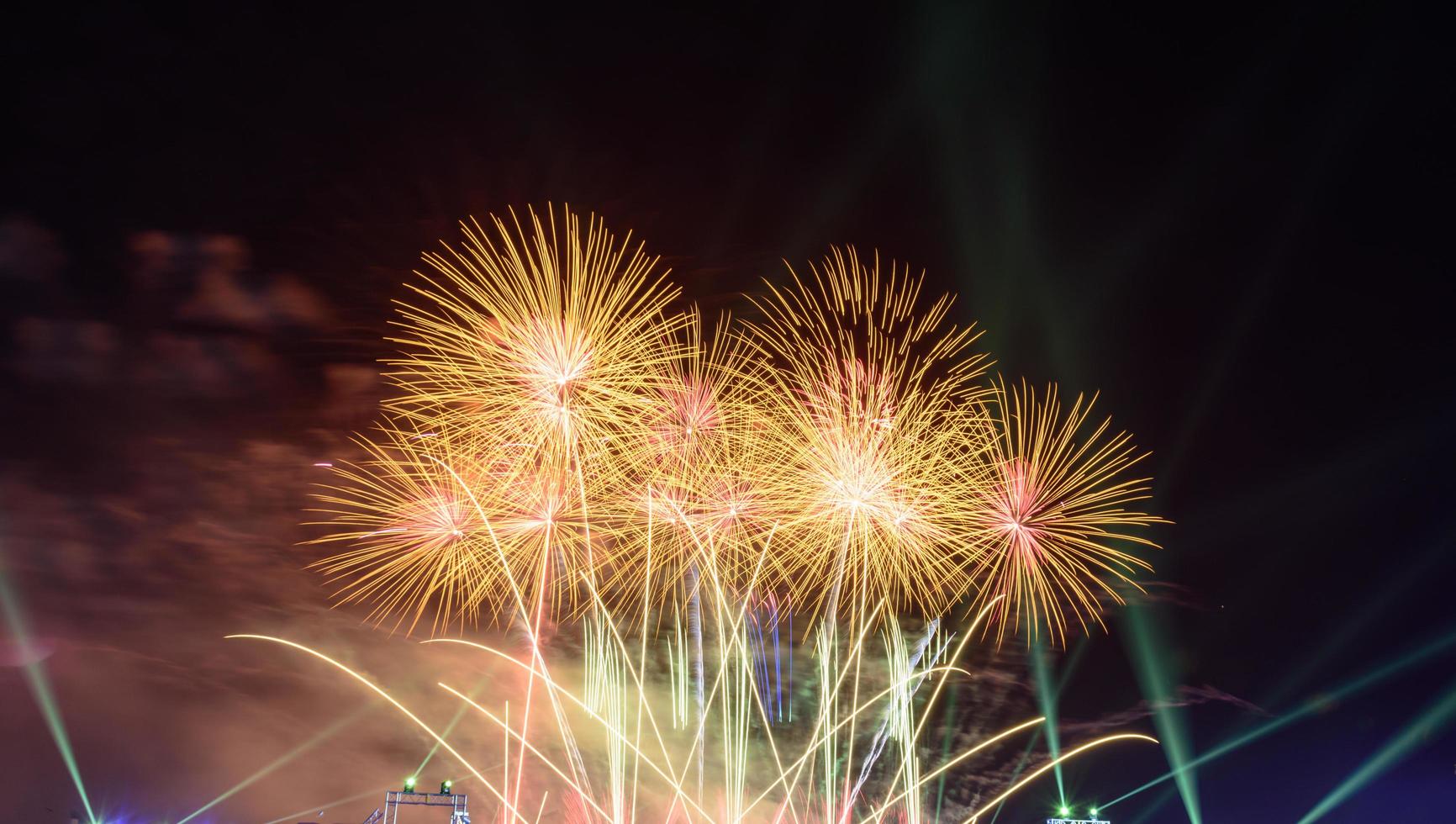 fundo colorido de fogos de artifício com espaço livre para texto. fogos de artifício coloridos à noite iluminam o céu com uma exibição deslumbrante. foto