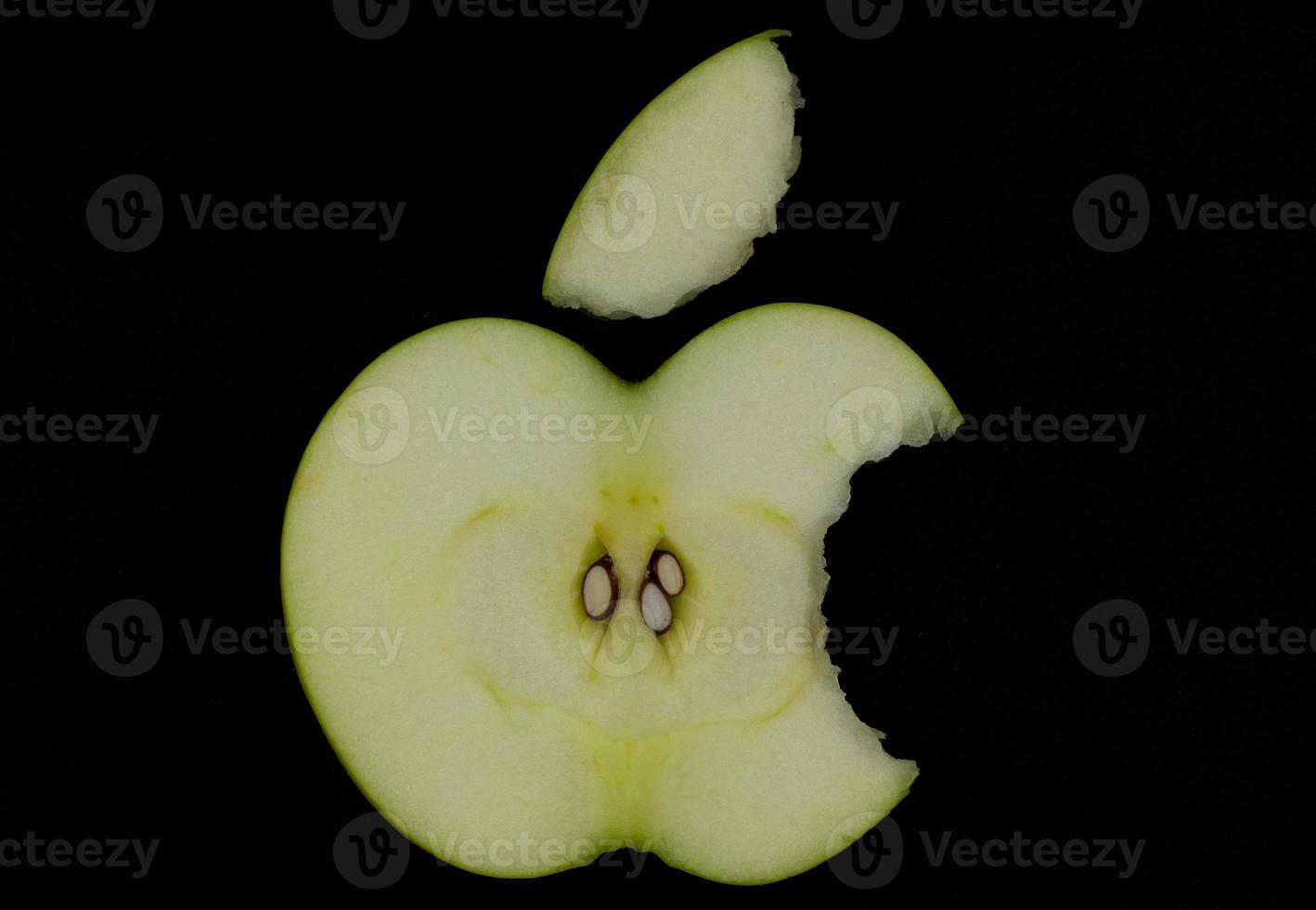 maçã verde fresca e fatiada isolada no fundo preto. foto