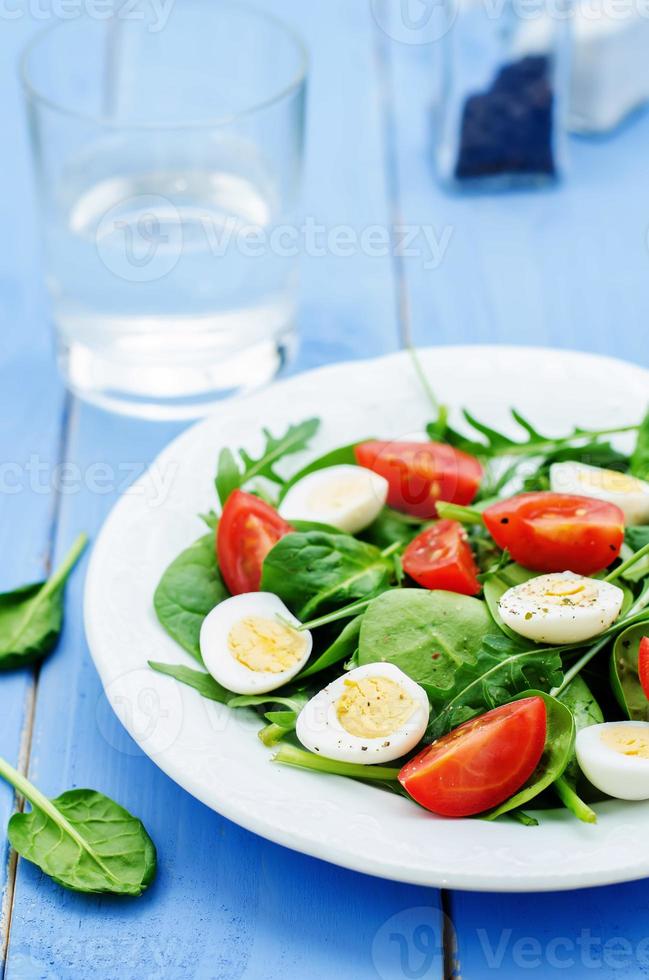 salada com rúcula, espinafre, tomate e ovos. foto