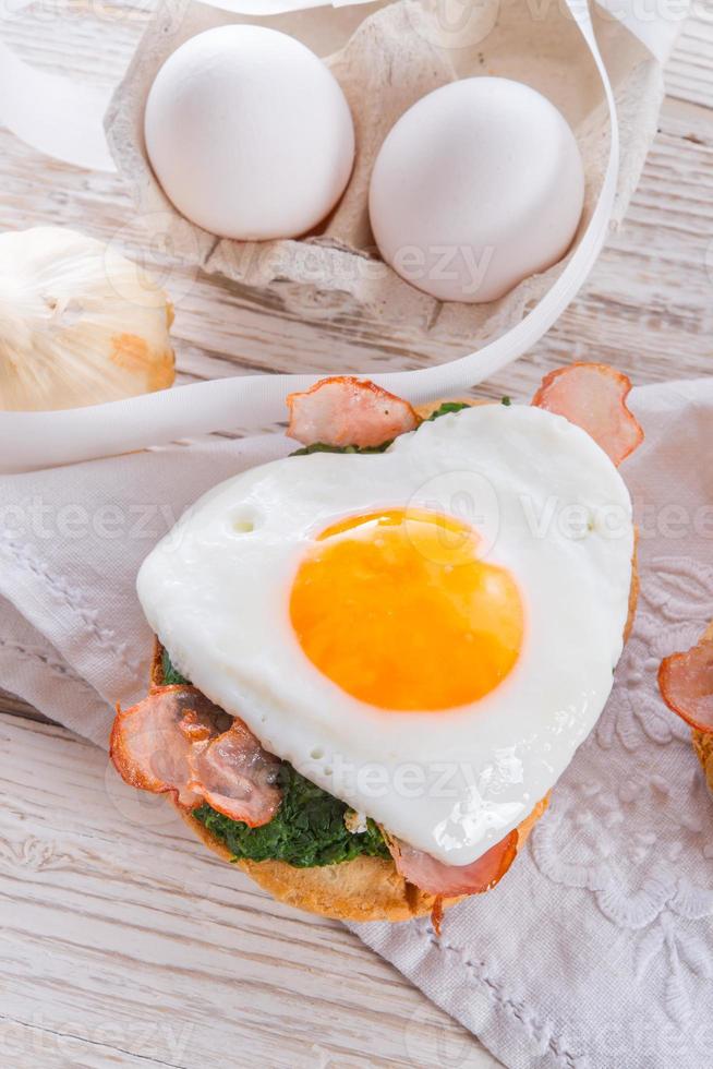 pão gratinado com ovo frito e espinafre foto
