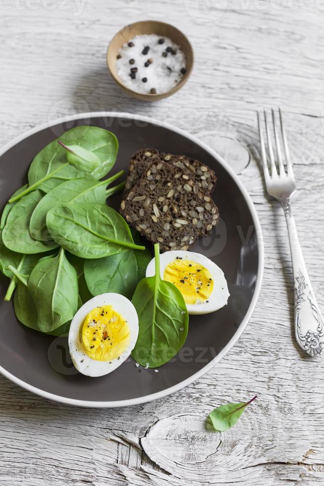 lanche saudável - espinafre e ovo frescos foto
