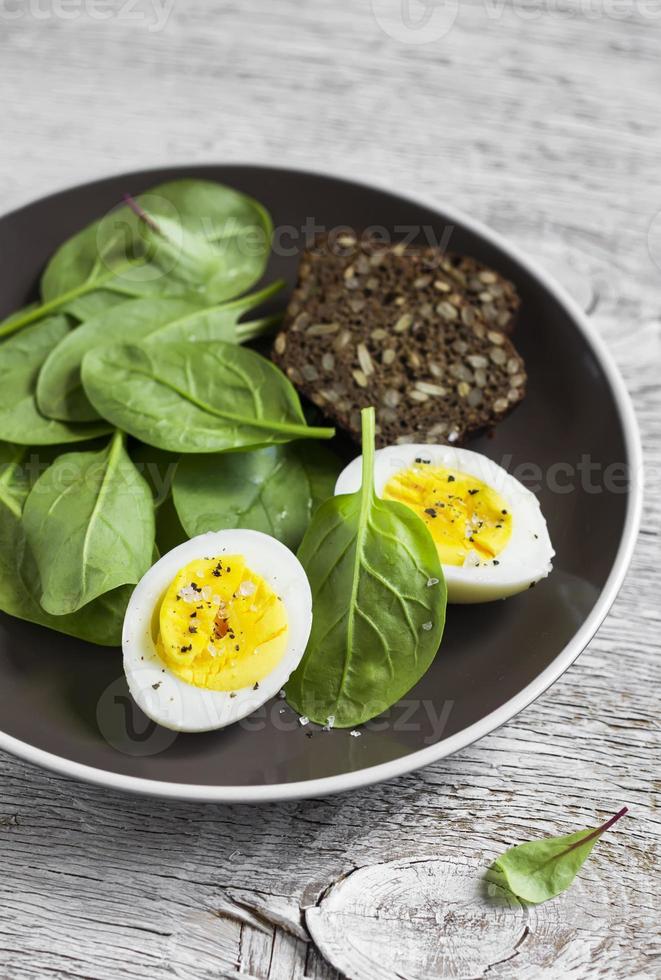 lanche saudável - espinafre e ovo frescos foto