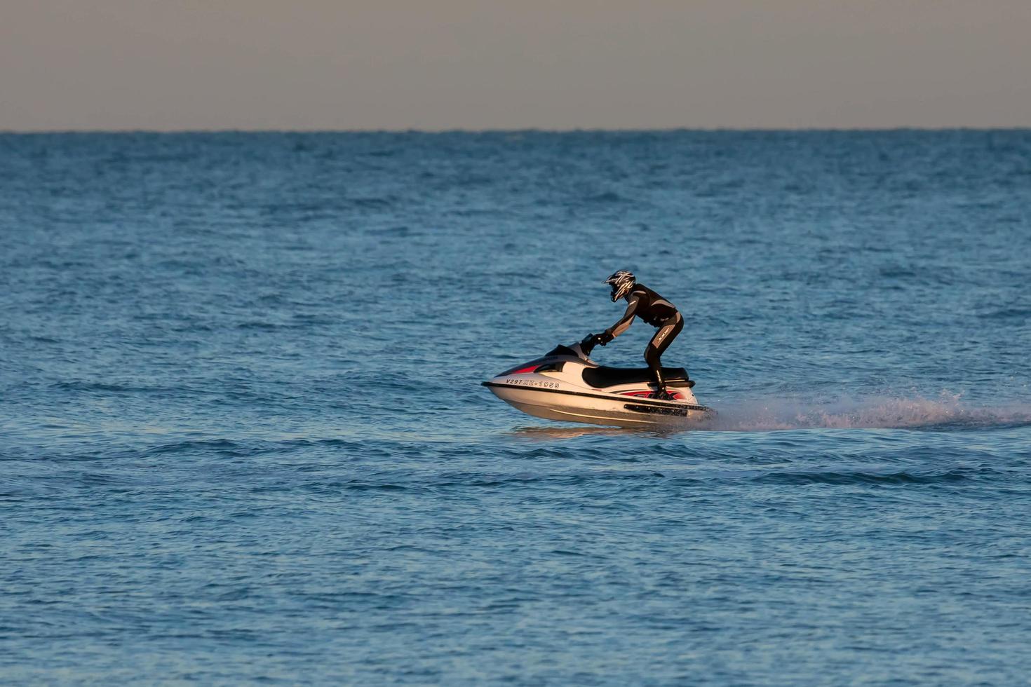 Dungeness, Kent, Reino Unido, 2008. homem andando de jet ski foto