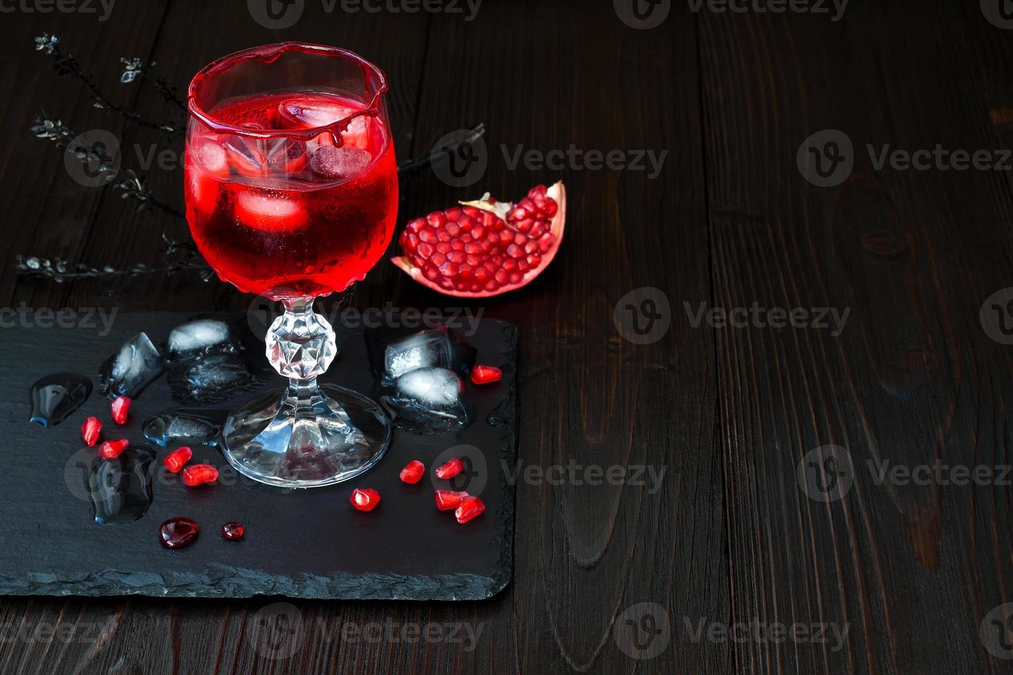 cocktail sangrento assustador. receita de bebida tradicional para festa de halloween foto
