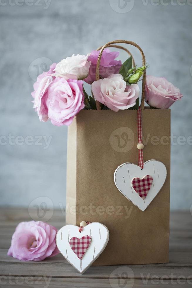presente romântico com rosas e corações foto