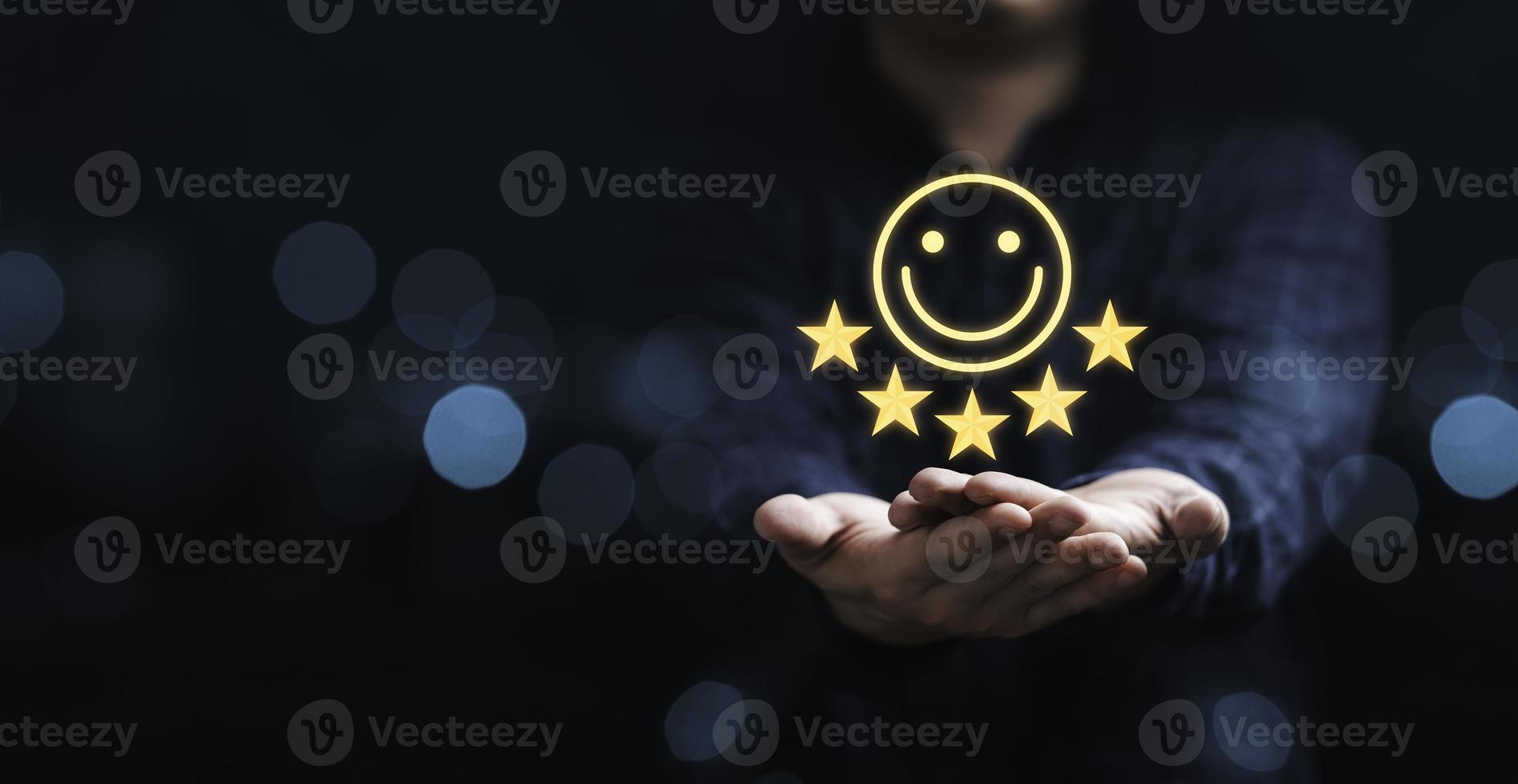 empresário segurando o ícone de sorriso para a melhor avaliação, conceito de satisfação do cliente. foto
