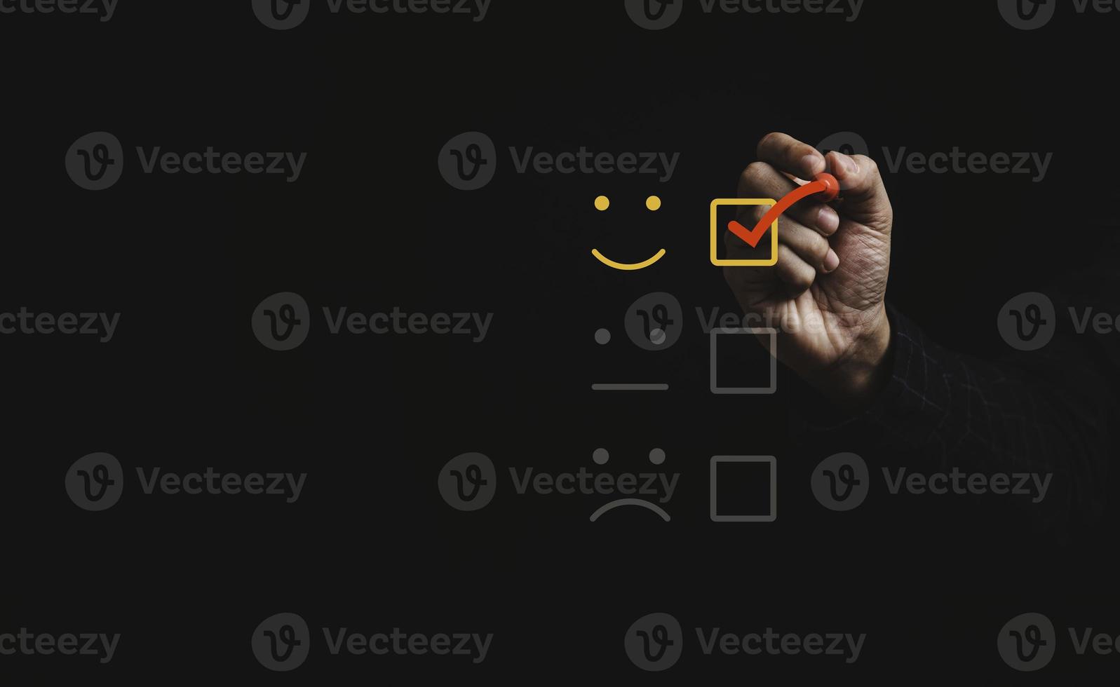marca de escala do empresário para selecionar o botão de sorriso para a melhor avaliação, conceito de satisfação do cliente. foto