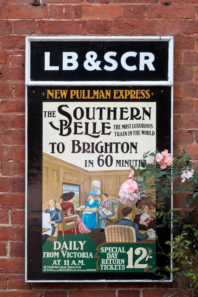 Sheffield Park, East Sussex, Reino Unido, 2014 Antigo cartaz ferroviário anunciando o trem Southern Belle na estação Sheffield Park foto