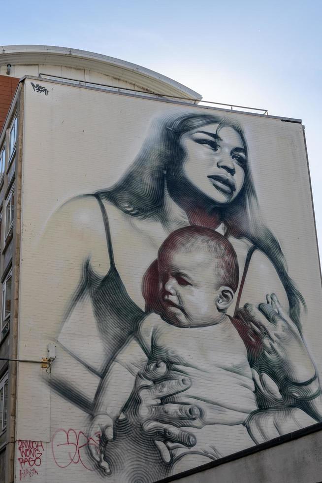 bristol, reino unido, 2019 graffiti de retrato de mulher e bebê em uma parede foto