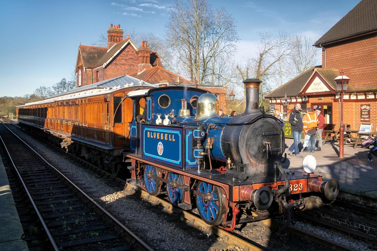 Sheffield Park, East Sussex, Reino Unido, 2013. Bluebell Steam Train at Sheffield Park Station foto