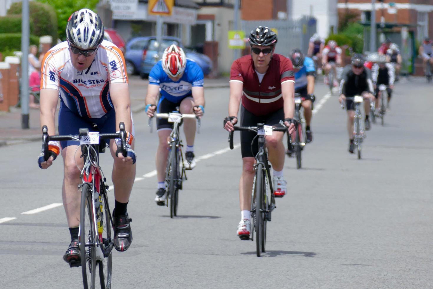 cardiff, gales, reino unido, 2015. ciclistas participando do evento de ciclismo velothon foto