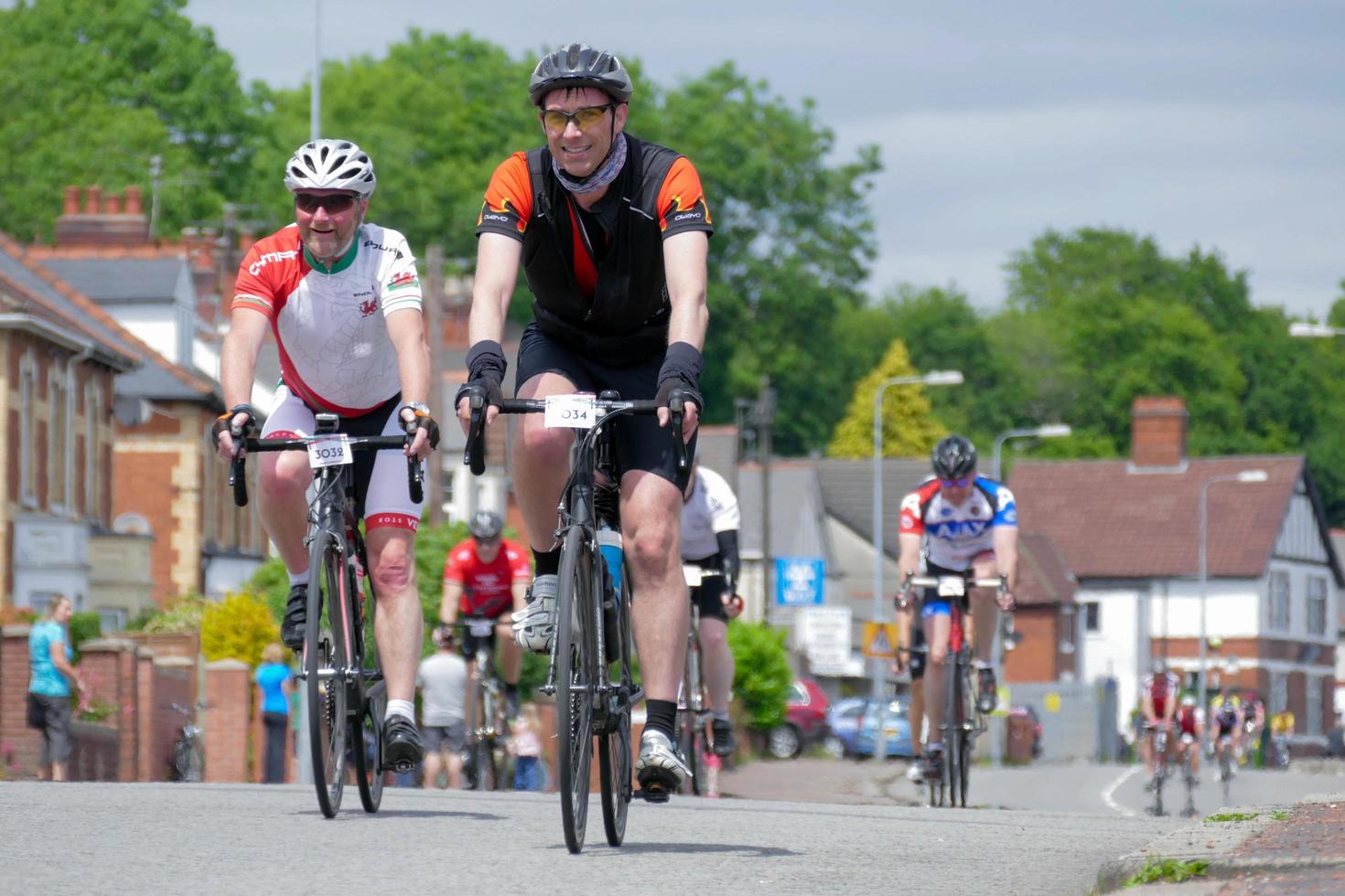 cardiff, gales, reino unido, 2015. ciclistas participando do evento de ciclismo velothon foto