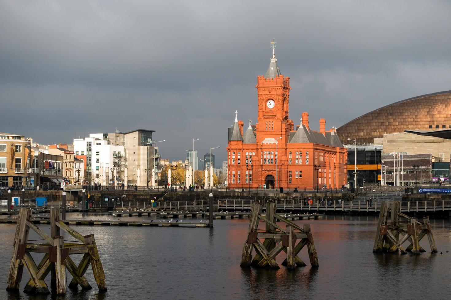 Cardiff, País de Gales, Reino Unido, 2014. Pierhead e Millenium Center Prédios na Baía de Cardiff foto