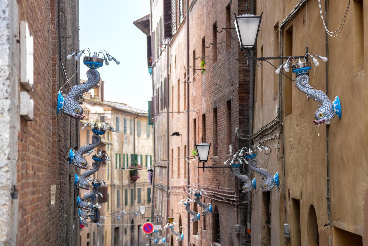 sienna, toscana, itália, 2013. luminárias ornamentadas foto