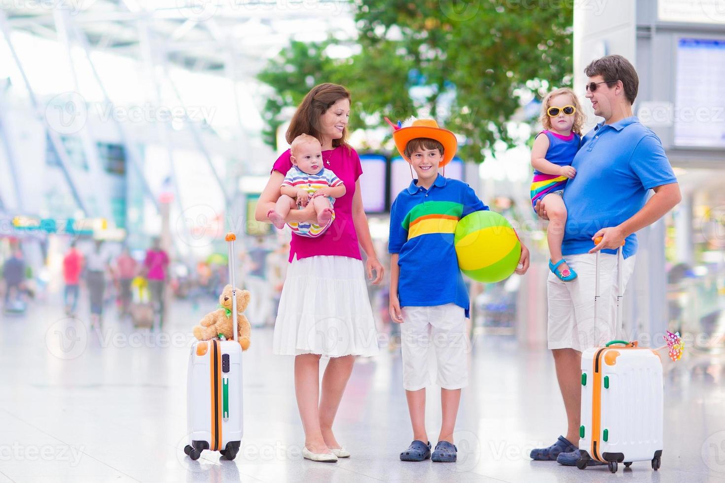 família feliz no aeroporto foto