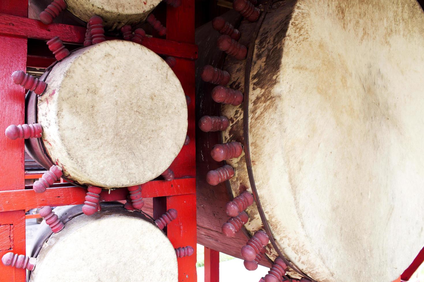 tambor étnico de uma pele de touro foto