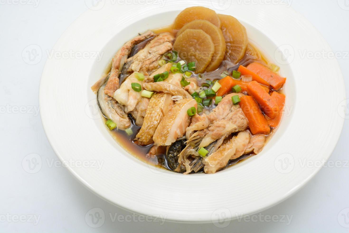 salmão na fonte de soja com legumes, sopa de bucho de peixe foto