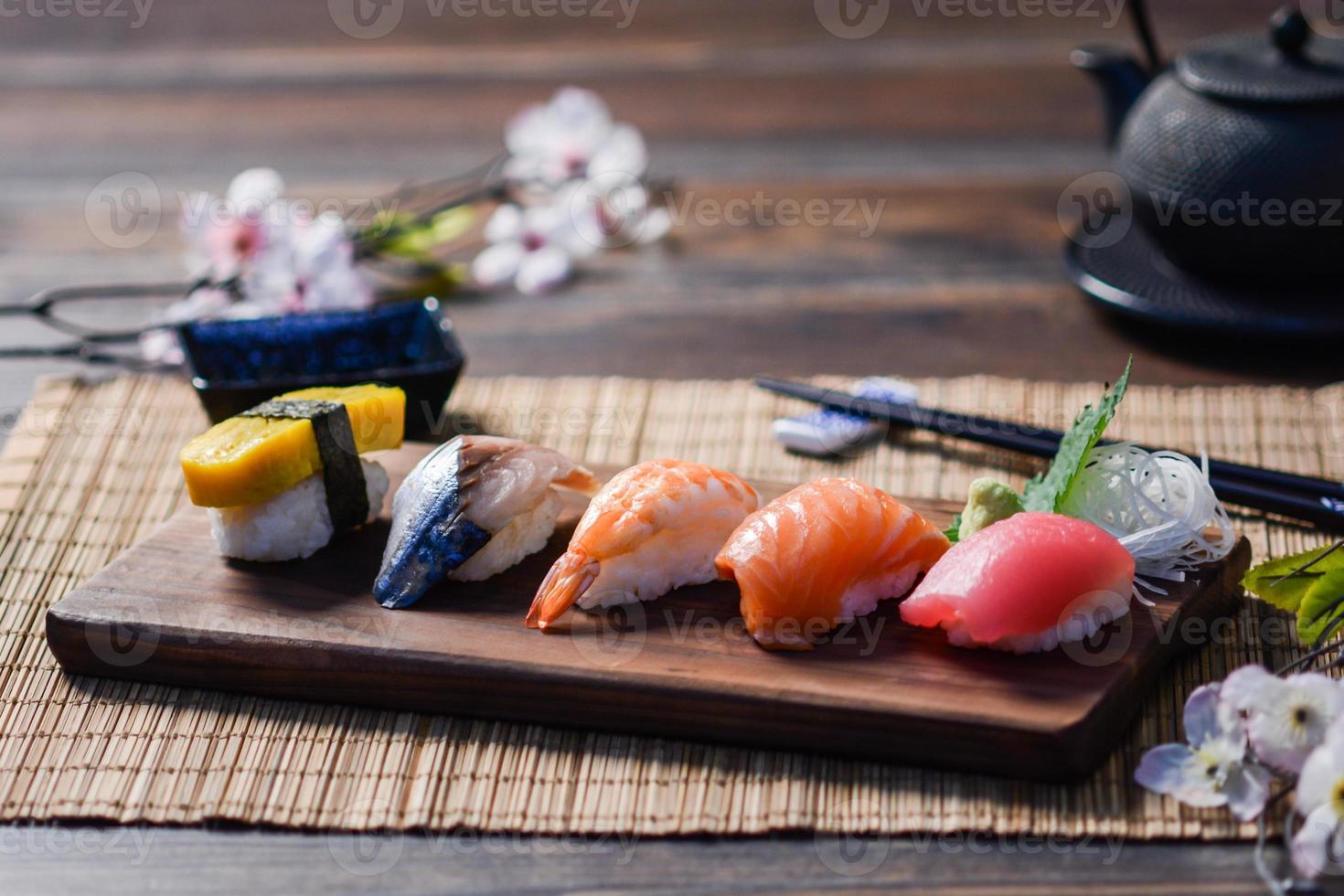 misture sushi no prato de madeira, atum, salmão, robalo, ovo doce, sushi de camarão, comida japonesa foto