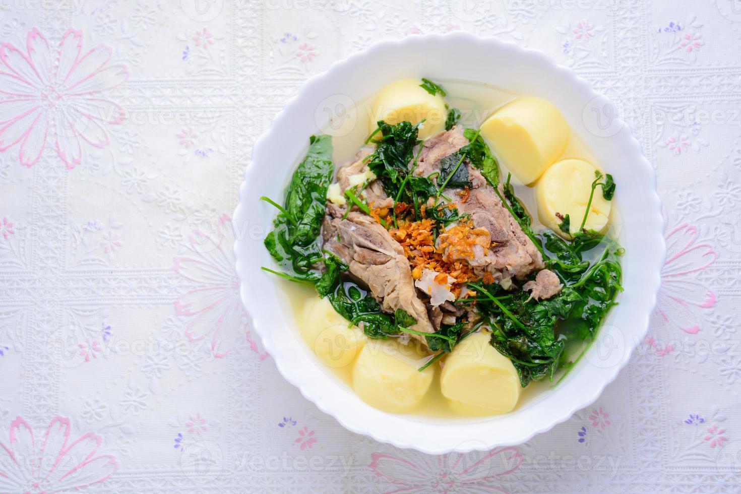 sopa de cabaça de hera com coalhada de feijão branco macio e osso de porco foto