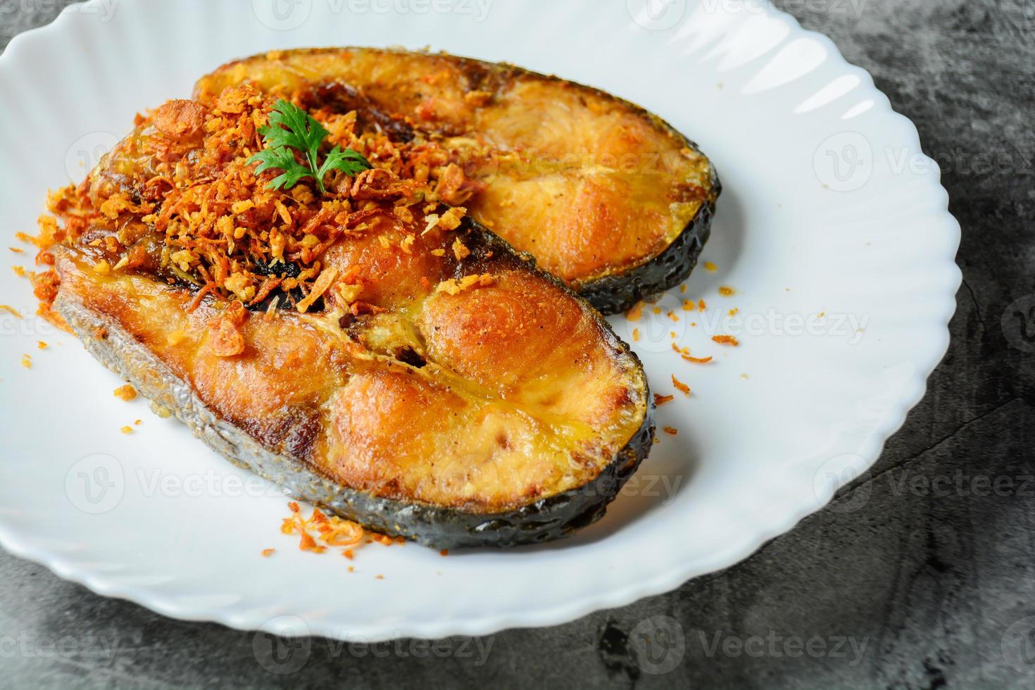 peixe pangasius frito com pimenta preta alho e fonte de peixe, prato rápido e fácil. foto