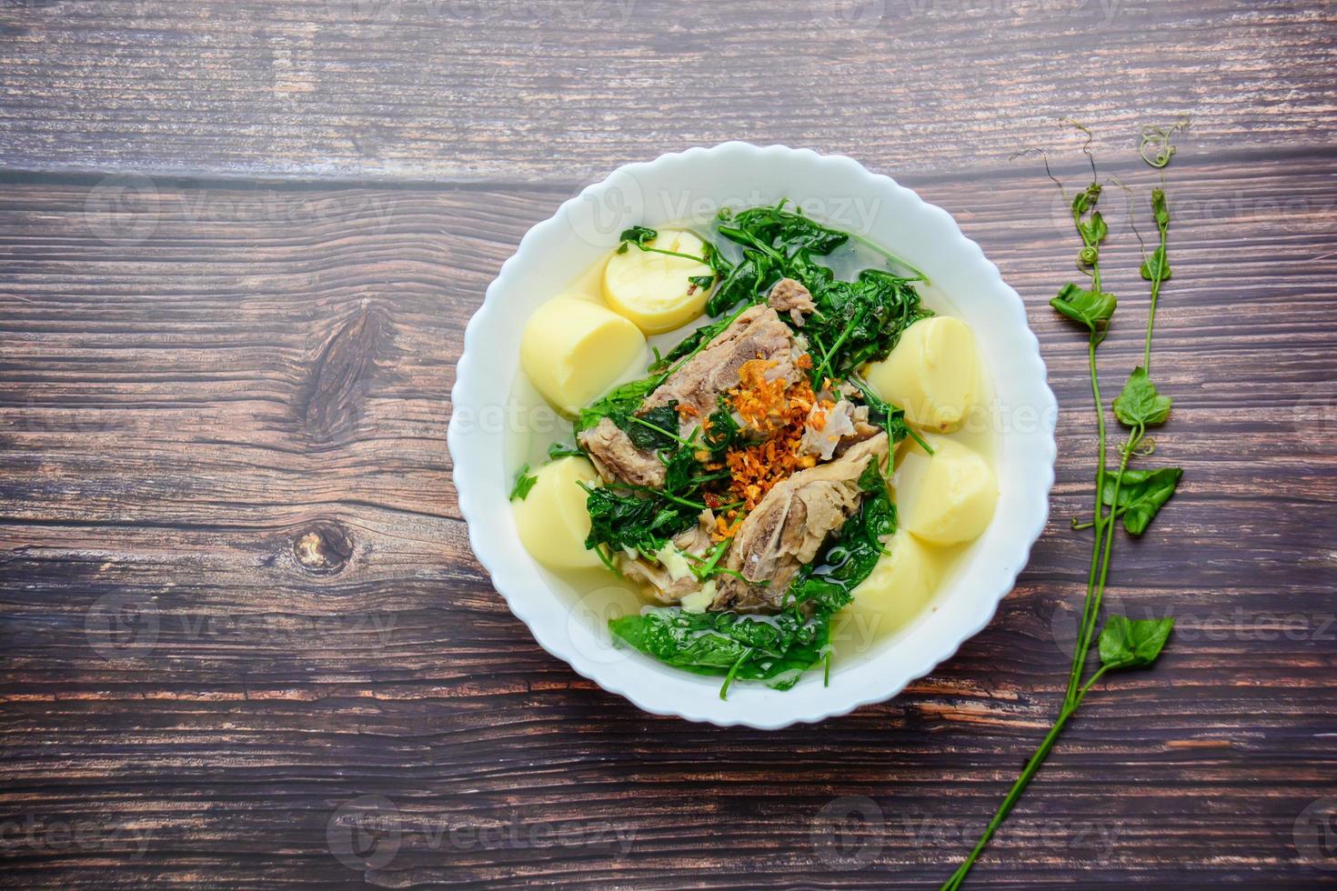 sopa de cabaça de hera com coalhada de feijão branco macio e osso de porco foto