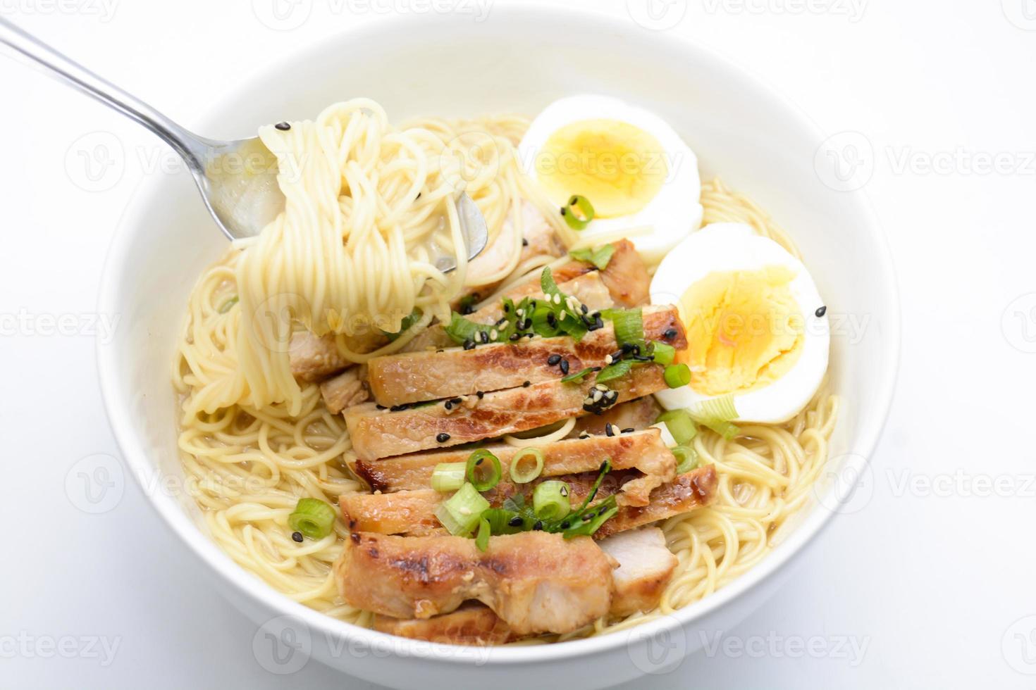 miso ramen com ovo e carne de porco, comida japonesa caseira foto