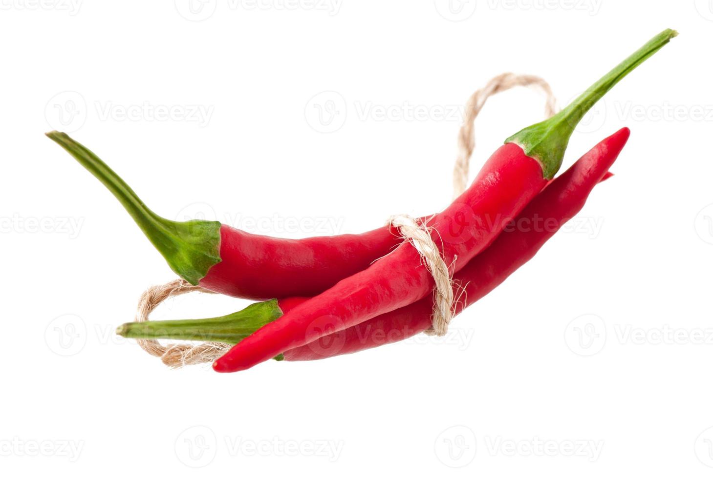 red hot chili peppers amarrado com corda isolada no fundo branco foto