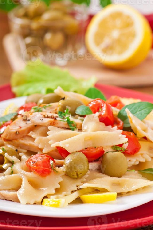 salada espanhola com laços de macarrão, tomate e frango foto