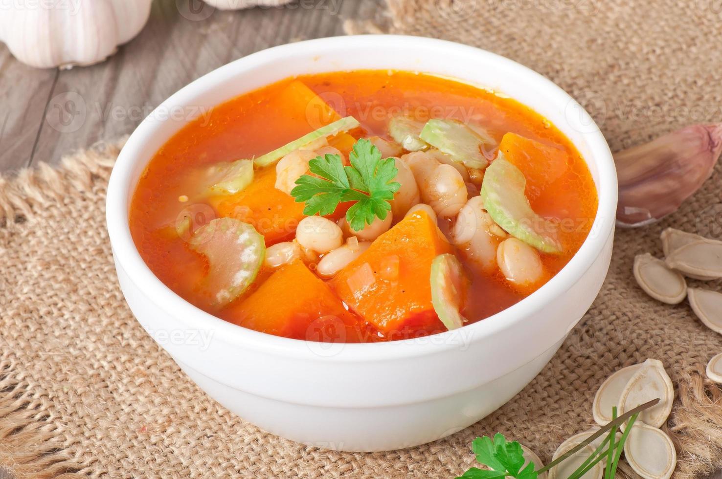 sopa de tomate com abóbora, feijão e aipo foto