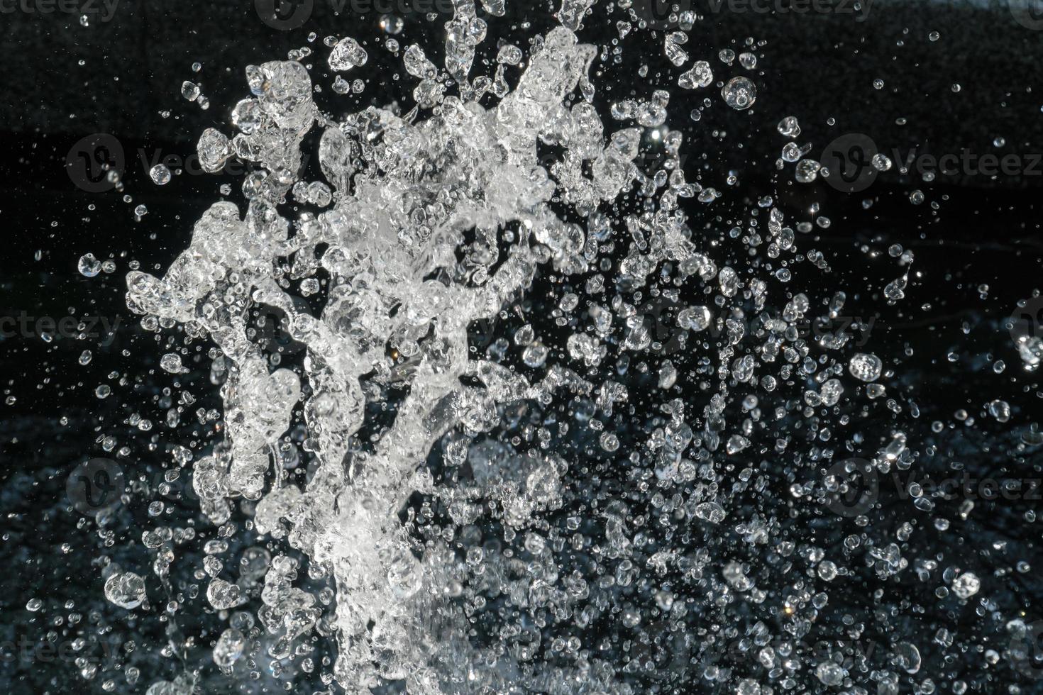 respingos de água em respingos de água background.stylish preto. isolado no fundo preto. foto