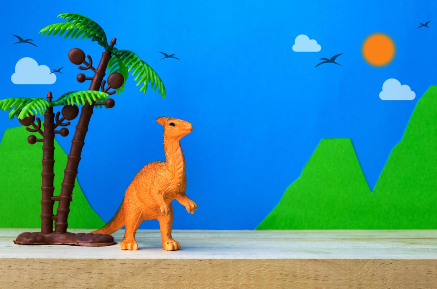 modelo de brinquedo de dinossauro parasaurolophus em fundo de modelos selvagens foto
