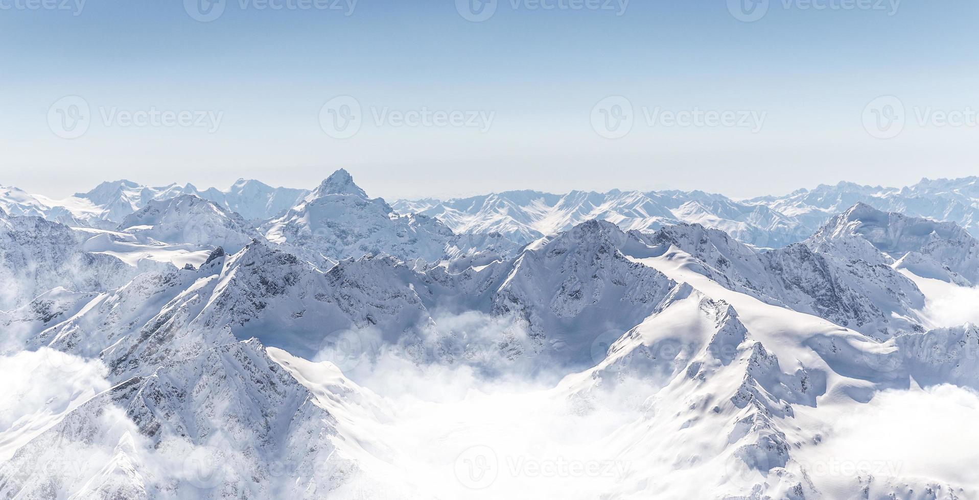 panorama das montanhas de inverno foto