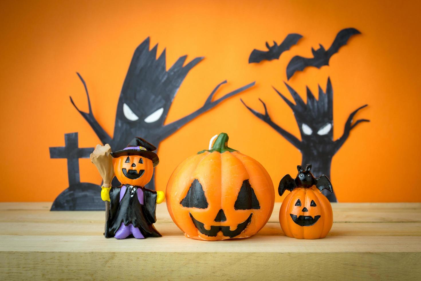 abóboras de halloween na mesa de madeira foto