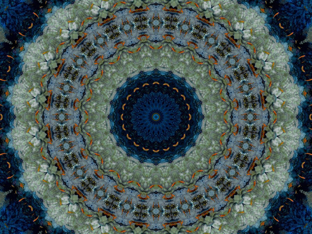 padrão de caleidoscópio de reflexão floral colorida. abstrato. foto grátis.