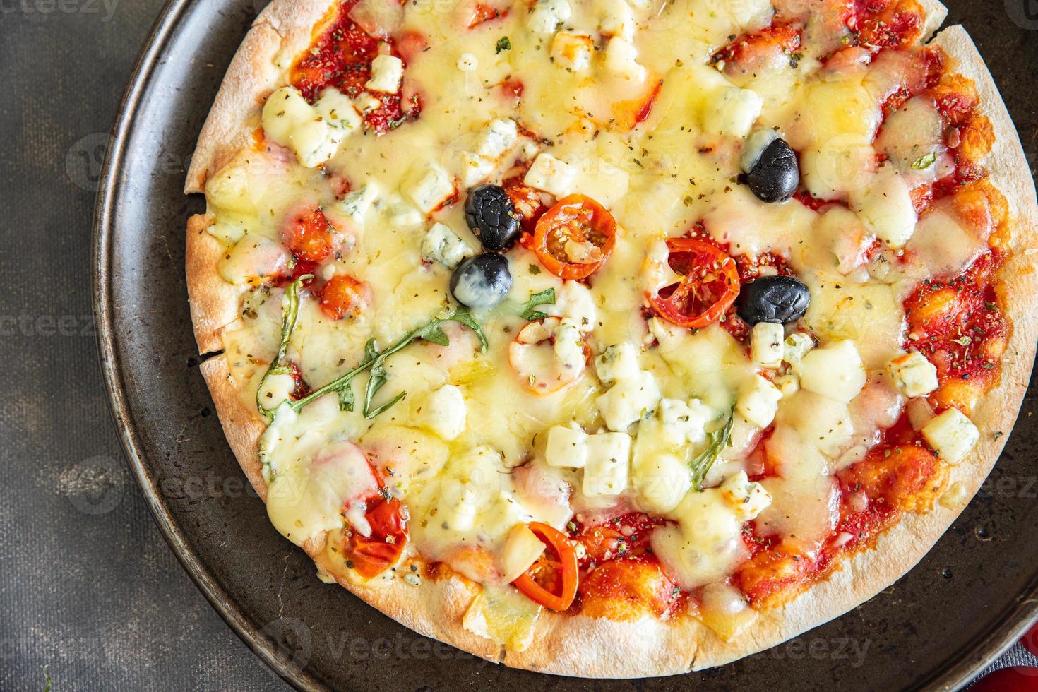 pizza queijo, molho de tomate, azeitonas, legumes frescos refeição saudável comida lanche dieta na mesa cópia espaço comida fundo vista superior rústica dieta ceto ou paleo vegetariana vegana ou vegetariana foto