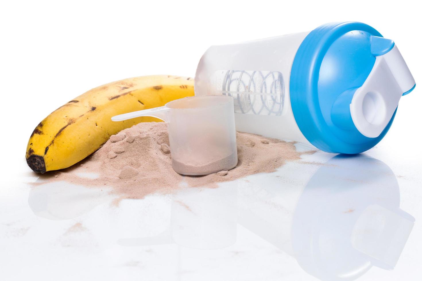 shaker, proteína em pó e banana foto