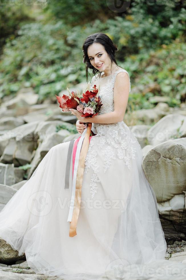 retrato da noiva. cerimônia de casamento na natureza foto