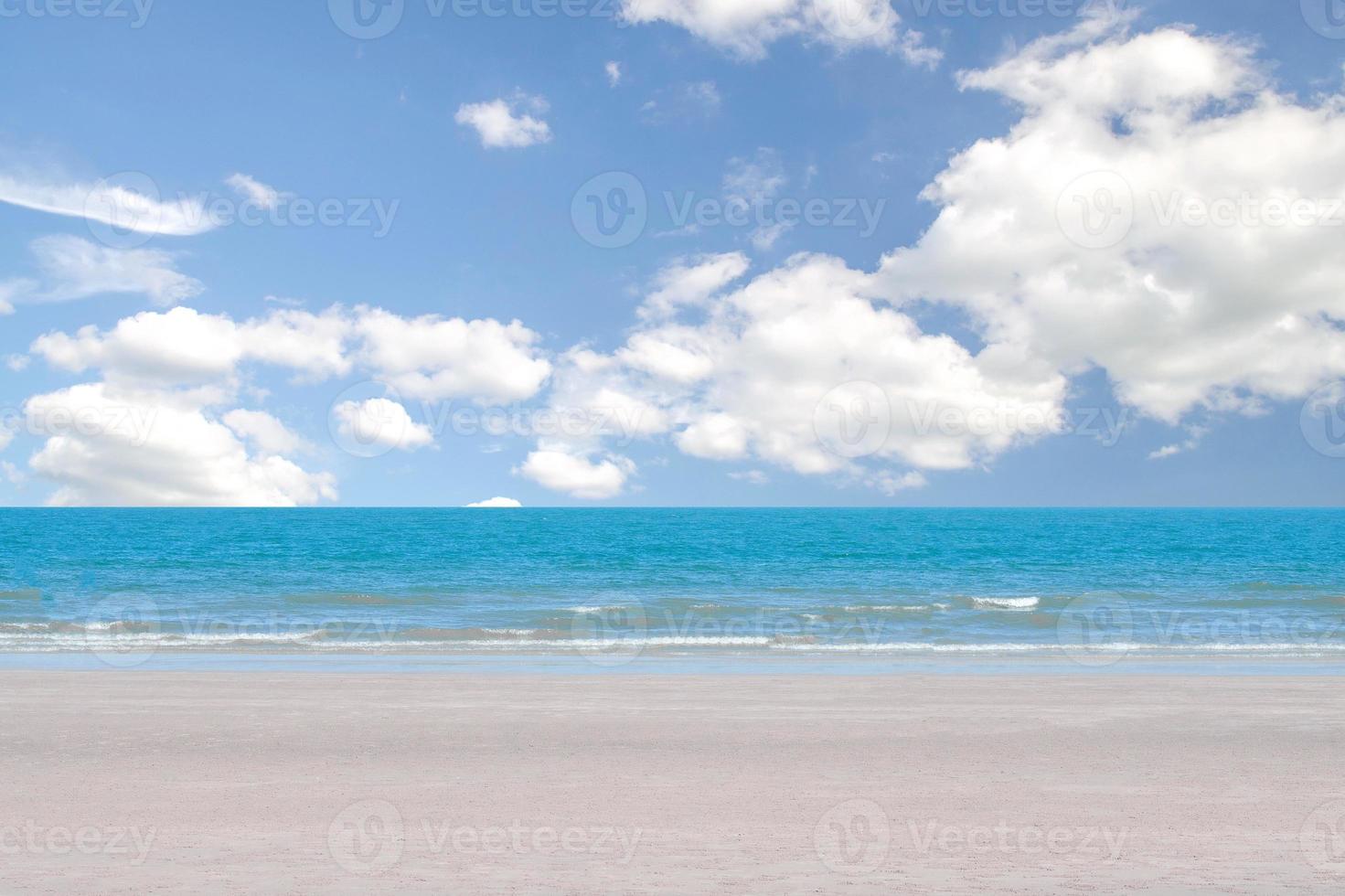 atrações populares à beira-mar na província de phuket, tailândia. praias que podem ser percorridas em todas as estações. céu com nuvens e mar azul. foto