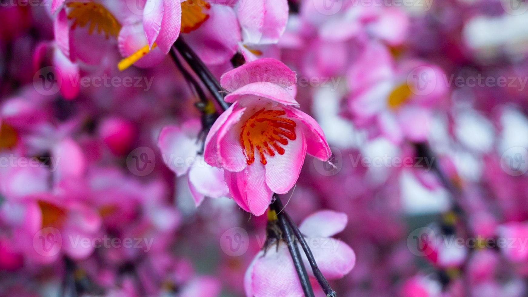 uma flor de sakura artificial foto