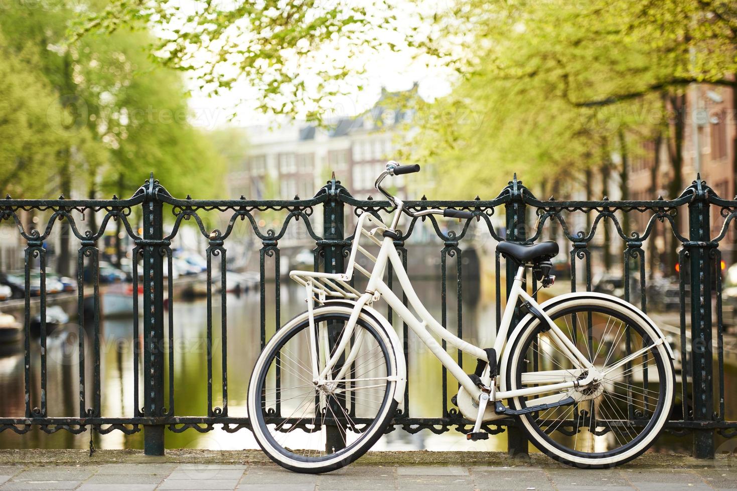 bicicleta na rua amsterdam na cidade foto