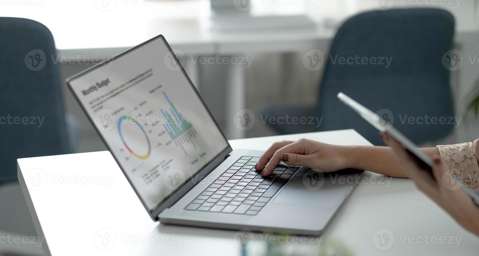 closeup imagem de uma mulher de negócios asiáticos trabalhando e digitando no teclado do laptop no escritório foto
