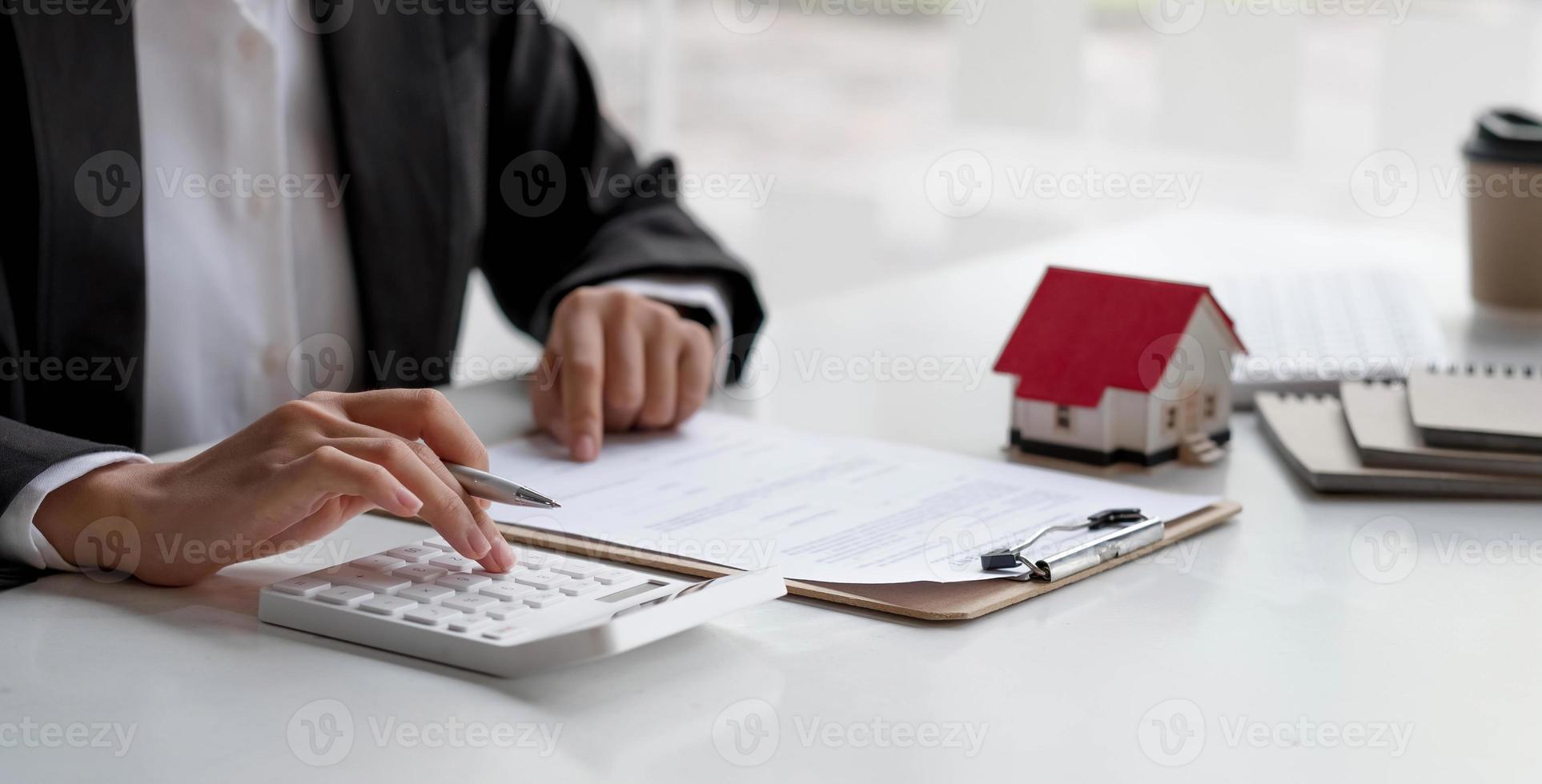 empresária fazendo finanças e calcular sobre o custo de investimento imobiliário. foto