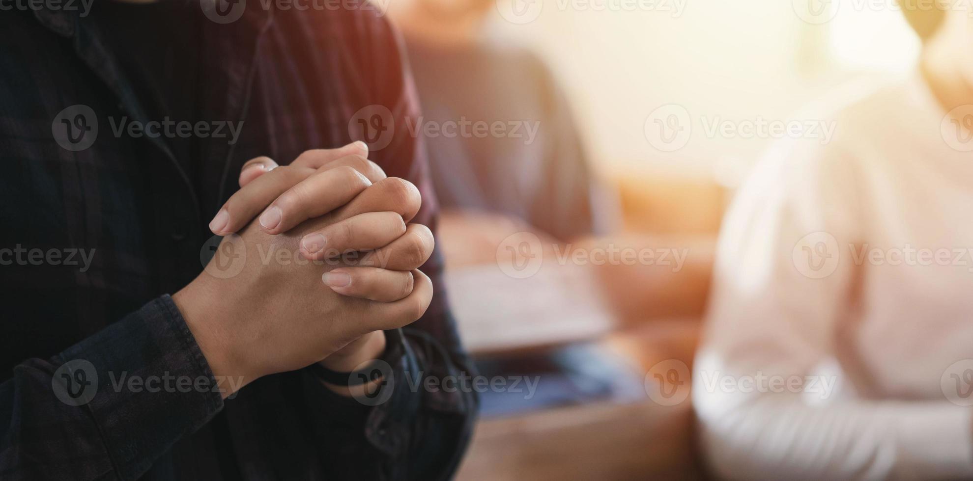 jovem orando crise cristã a deus orando pelas bênçãos de deus para uma vida melhor. junto com os membros da igreja que aceitam a Deus foto