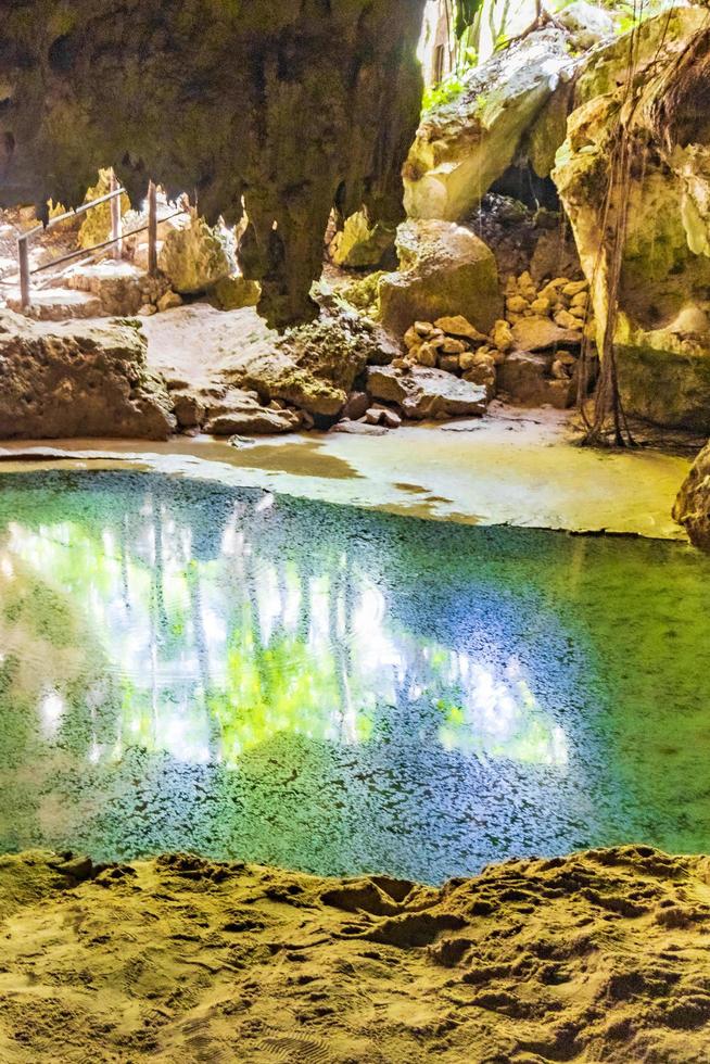 incrível água azul turquesa e caverna de calcário cenote méxico. foto