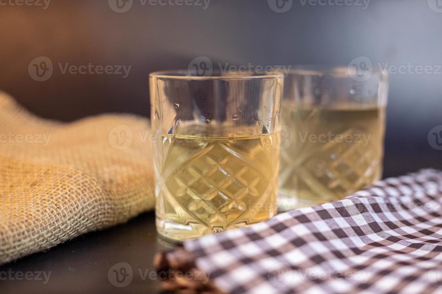 copo de agua na mesa foto