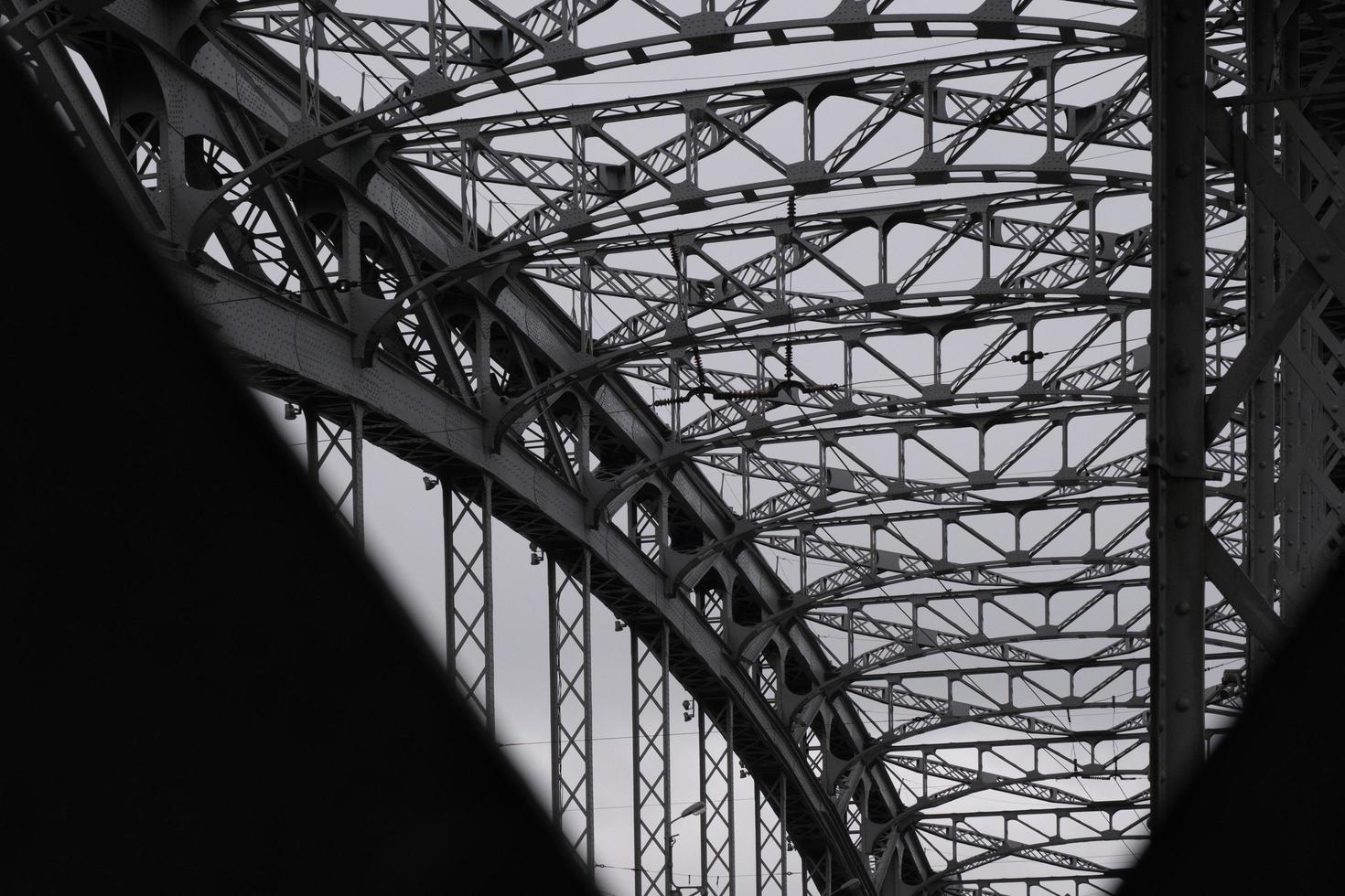 a arquitetura da ponte da cidade sobre o rio durante o dia. foto