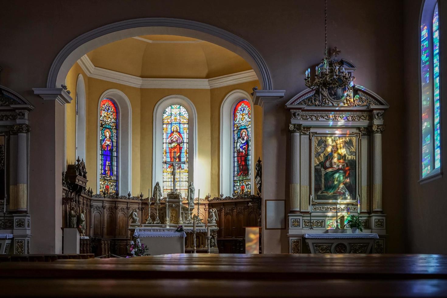 eguisheim, haut-rhin alsace, frança, 2015 vista interior da igreja de st leon foto